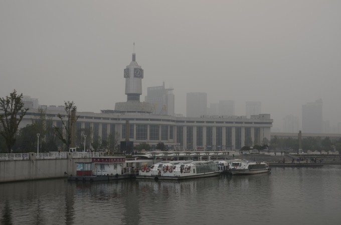 滨海机场,一下飞机我那个兴奋呀,哈哈O(_)O哈哈~。因为第一晚我决定是在机场度过,出发前我查询了机场是有KFC的,所以我也很放心。天津很冷,下飞机后马上找了WC换上长袖。到了出口,问了下工作人员KFC的具体位置,在出口左边上电梯就能看到,但在电梯位置就看到了麦当劳,就没去KFC,在M的门口排椅上睡了一宿。第一次在外面露宿那个冷,那个累啊~~~不能睡的太熟,随时得照顾着包包。。 好不容易熬到了早上5点过,玩了会手机,刚好6点,我就下到机场负一楼乘坐地铁去解放桥看看。早上6点过地铁站已经有一一,两两的人在