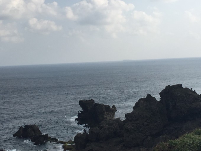 太原路64号大同区10356台北市台湾 (电话: +886225505005) 行程:机场-----台北车站------国父纪念馆-----101-------西门町(捷运,即地铁) 原计划:早上6点出门过皇岗口岸关(大通证),下楼坐B1到元朗警署下车,到对面元朗广场转坐E34B到机场。 实际:包了保姆车,两家人共800元人民币,平均一家400,相当贵。早上5点在小区门口接上后直接送到香港机场航站楼。 原来订的飞机是10:05分起飞,由于早班机有空位,值机人员主动给我们改签到了大约8点前的飞机了。比较幸运