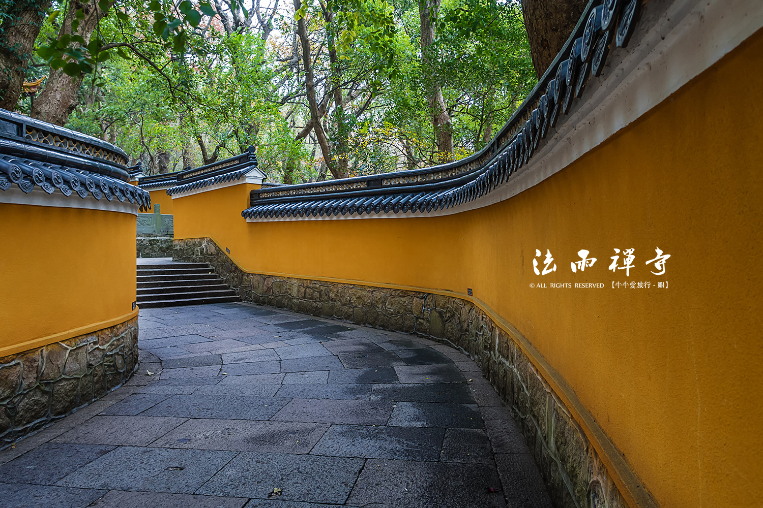 法雨禅寺又称后寺,在普陀山白华顶左,光熙峰下,距普济 2..