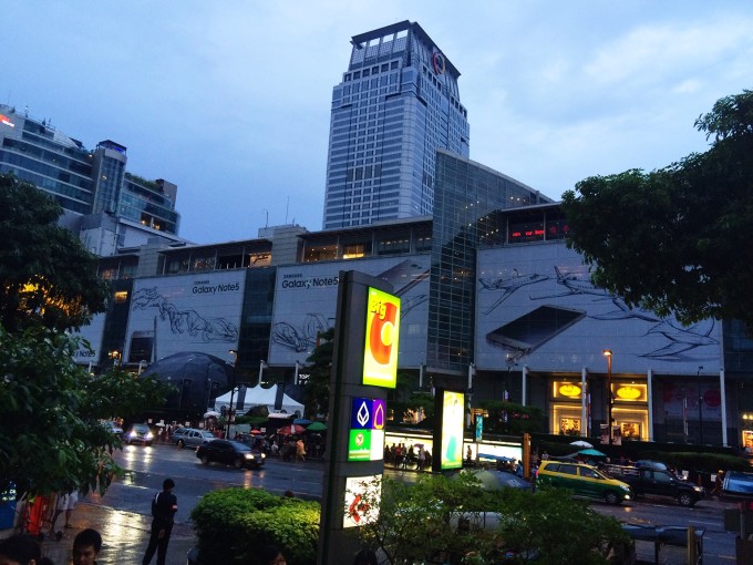 【第1家酒店】Rambuttri House 地址:323 Rambuttri Rd., Taladyod, Pronakhon 出行前在网上查了不少关于上岛的信息,普遍都推荐在机场8号口搭乘大巴,然后自行前往码头买船票上岛,可当时怕自己英文太烂误了车,于是在网上找了家车船联运的代理公司,从考山路发车。为了方便乘车,我直接挑了那家代理社附近的酒店Rambuttri House~ 酒店前台的服务是很热情的,不过房间的硬件真心不行啊,一进房门就是一股浓浓的霉味儿,想冲个澡还发现没有热水哎呀我也是醉了啊~