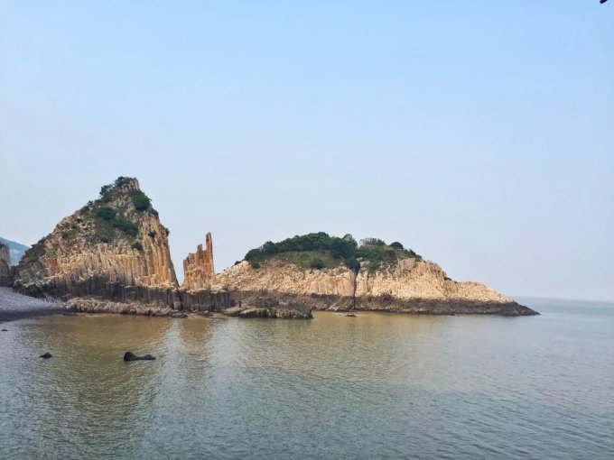 自驾车大概40分钟,到了码头车渡过去,70元/车来回,石林门票40元,可以从淘宝买8折,然后去花岙山庄验证码验一下,再上山。最晚回来的船是5:15,也可以住在石林,就是花岙山庄里,住宿条件就是一般。 5点左右,我们就从码头准备回石浦晚饭,在等船渡的时候我们给力的同事发现了渔民捕回来的海鲜,然后买了一堆让我不是生在海边的人觉得超便宜。5元一只的青蟹,3元一斤的梭子蟹,10元一斤的豆腐鱼、小昌鱼还有红虾、小墨鱼,这么多只花了85元。然后就在码头附近的一家小店让店家帮忙加工,善良的店家一直怕我们吃不完,最后我们