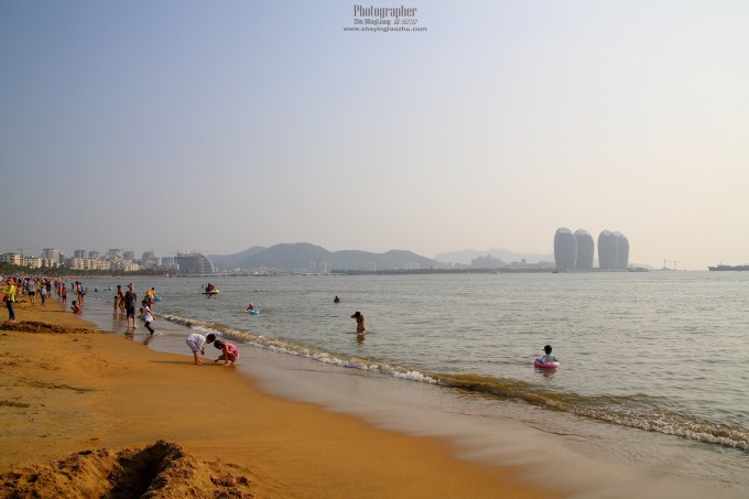 海安下高速,在海安的加油站里问了一个海口的司机,他说去海口从海安的北港码头过海比较快,因为那是火车渡船比较准时,我到徐闻加油站的时间是晚上8点多,我想反正是过海坐船的,在船上可以休息,就直接去海南过夜吧,就按照刚才海口司机说的去北港码头过海,顺着指路牌很快就到了码头,车辆不多,买好票一车一人419元,等了又40分钟,来船了上船,我排在前面,上船后被安排在出口处,第一辆车上岸,渡船实行人车分离,司机不能留在车上,全部进船舱休息,我的睡觉计划被打乱了,只好和所有的司机一样进船舱休息,还好这般是快船,一个多小时