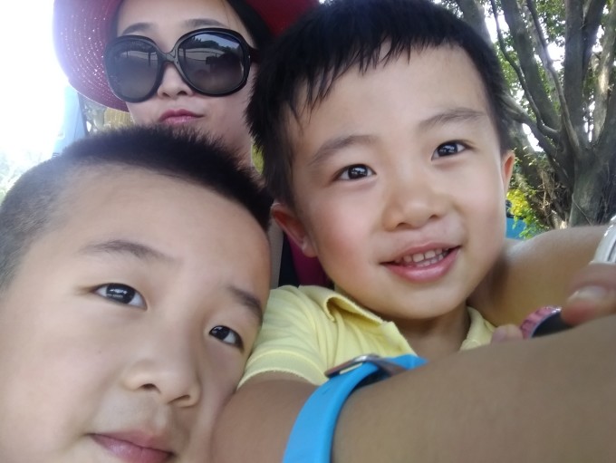 迪士尼的服务就好太多了,酒店穿梭巴士只要有客人哪怕就一个人也会发车接送。这种服务将后来的几天会一一体现出来,之后我会一一的提出问题。 去野生动物园,我们从酒店坐穿梭巴士到达动物园南门,这里一定要记住,动物园内不可以带任何零食,美其名曰是怕动物抢食,实际上是为了保证园区的饮食营业额,检查很严格,如果呆了零食请存在旁边的寄存处。回来的时候,是从北门坐巴士到达南门再换乘,所以回来拿是没有问题的。 说是18:30前来拿,但是基本上晚一些时间20分钟都没有问题的。 这个是从南门入园之后的游园指南,大家可以按照这个图