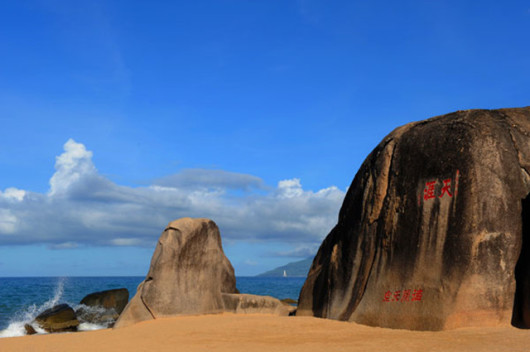 座落于三亚市海棠湾内,作为热带海岛游必选打卡点,蜈支洲岛集热带海岛旅游资源的丰富性和独特性于一体。 度假别墅及配套设施,30余项海上和潜水娱乐项目,给旅游者带来原始、静谧、浪漫和时尚的休闲体验。 岛上三面漫山叠翠,2700多种原生植物郁郁葱葱,四周海域清澈透明,海水能见度6-27米,是闻名的潜水基地。 临海山石嶙峋陡峭,中部山林草地起伏逶迤,绿影婆娑,北部滩平浪静,沙质洁白细腻,恍若玉带天成。 冯小刚电影《私人订制》的拍摄地,面向大海一排浪漫的白色观景座椅现在已是蜈支洲最热门的景点之一。