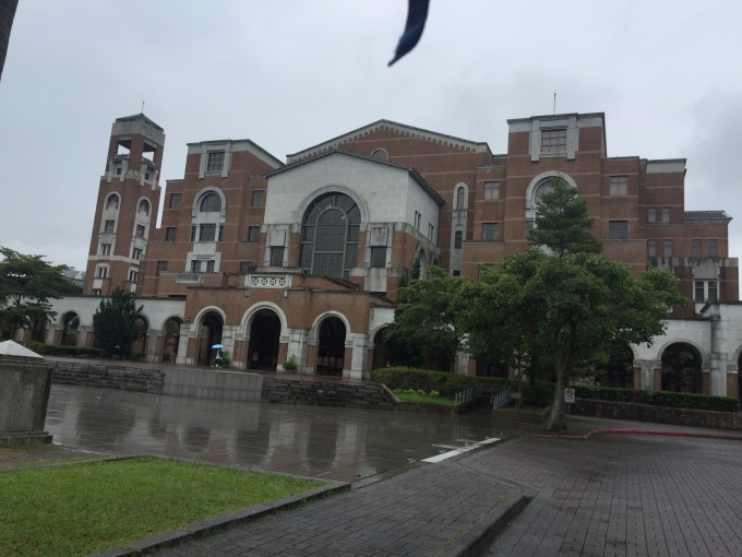 --> 1、证件准备 台湾需要准备:两证一签(大陆居民往来台湾通行证、签注、入台证),通行证和签注可去当地的出入境办理大厅一起办理。入台证携程和淘宝均可办理,可加急,价格200-500不等。 个人G签注中国大陆只开放了23个省会城市,其他城市则需要办理商务签或其他,请提前查好是否可办理,通行证和签注规定2周可办理好,一般来说1周即可。