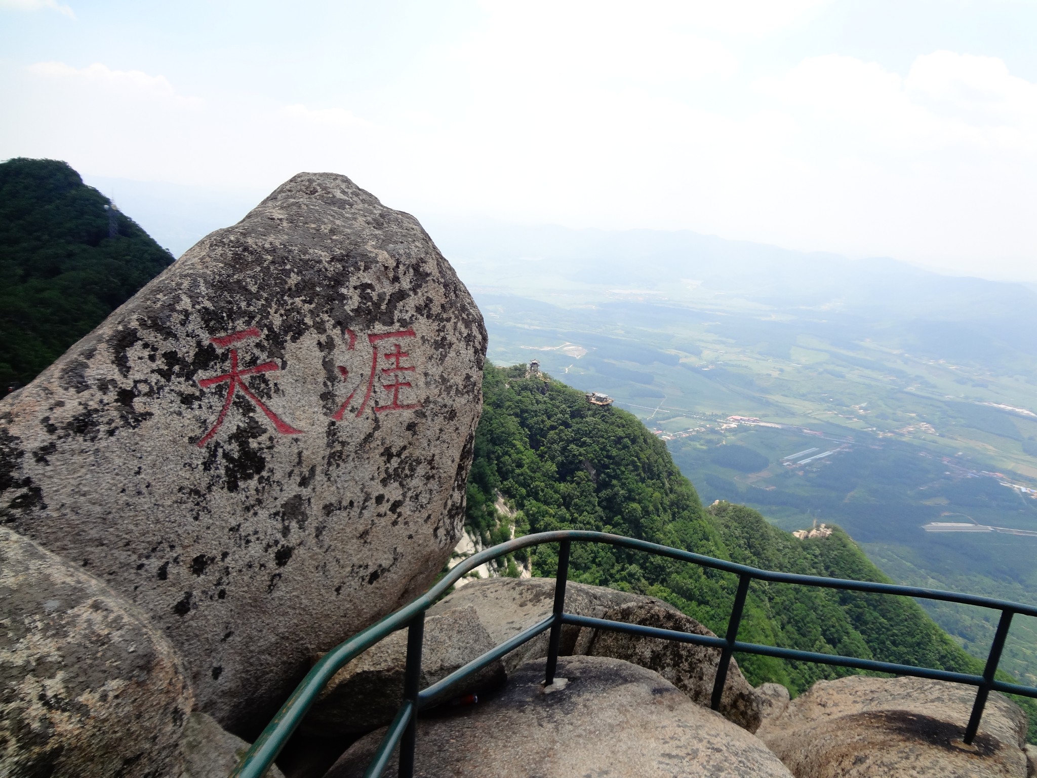 丹东凤凰山老牛背没有栏杆 泰山和凤凰山哪个惊险